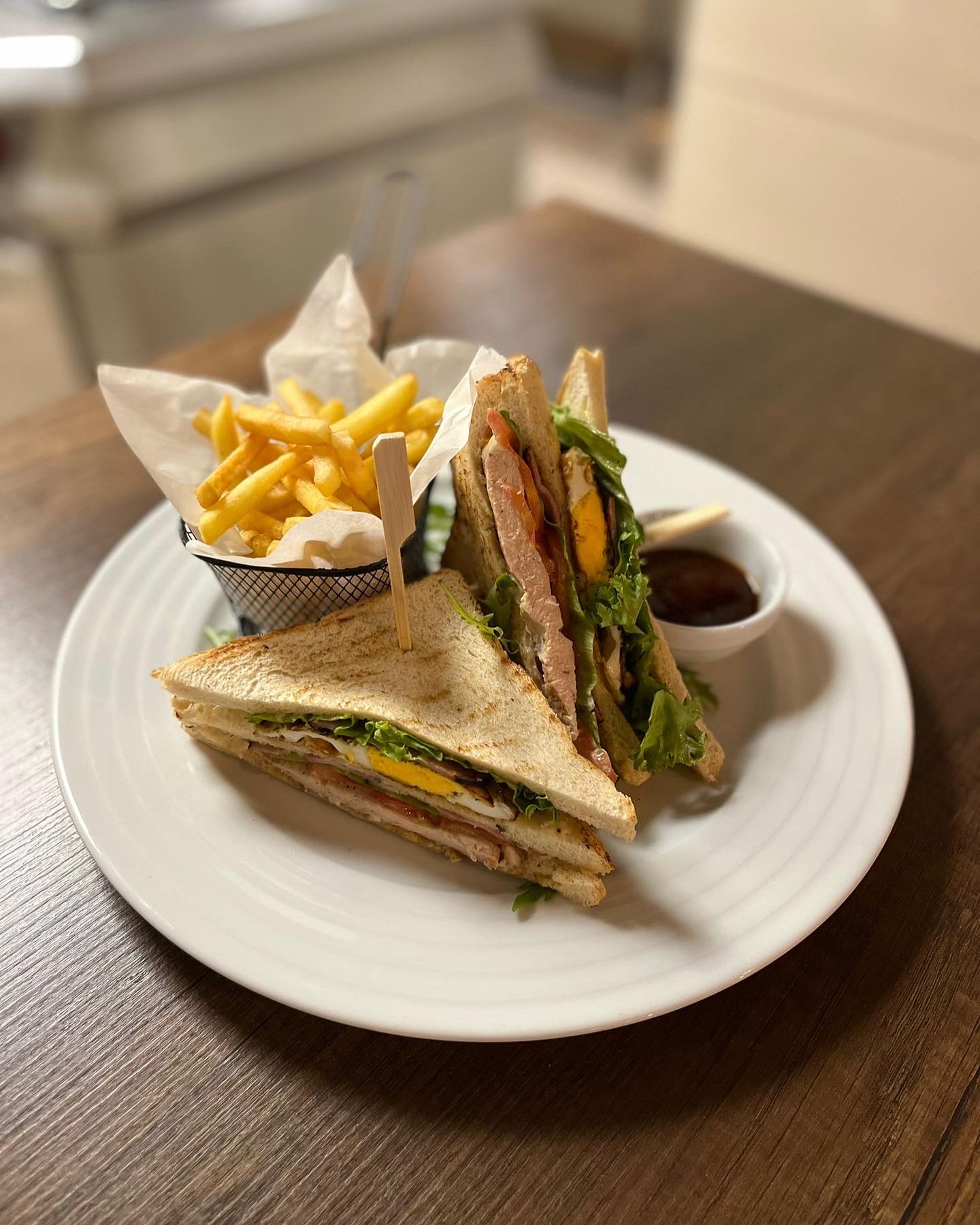 Kuřecí club sandwich, slanina, hranolky